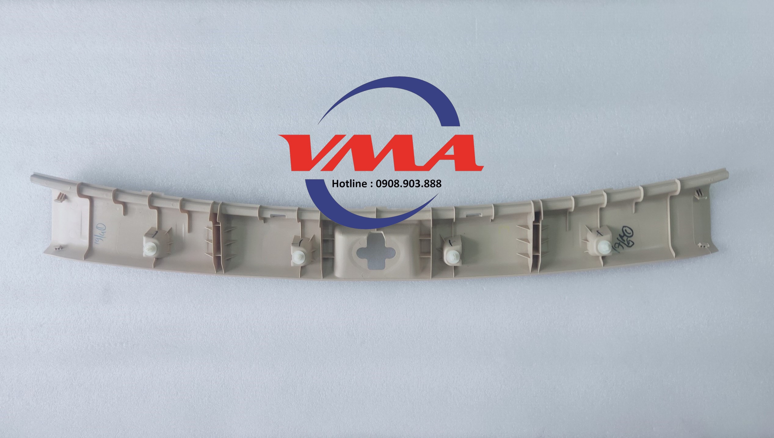 Ốp nhựa cửa hậu Xpander
