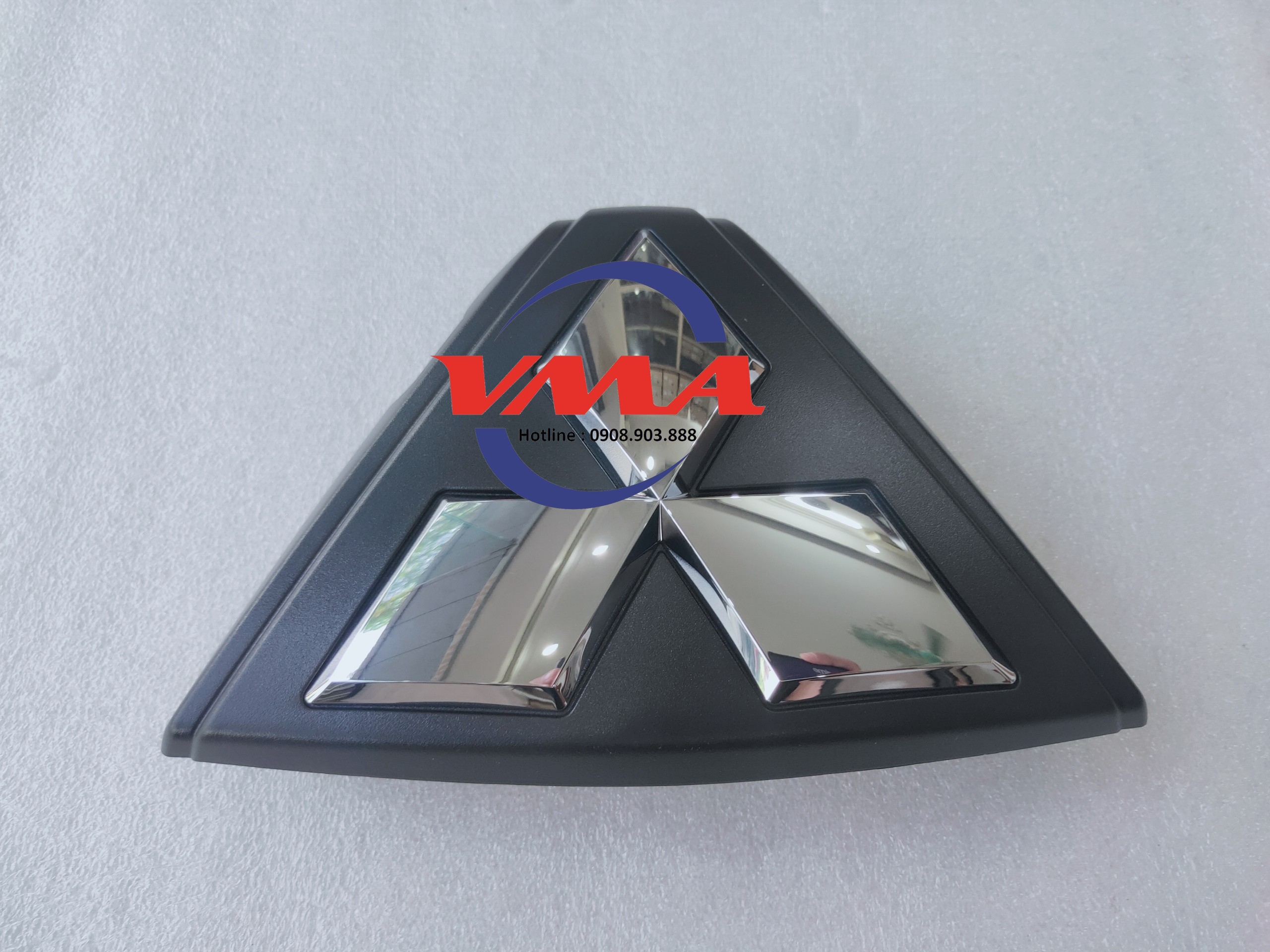 Logo và đế Mitsubishi Pajero 2019
