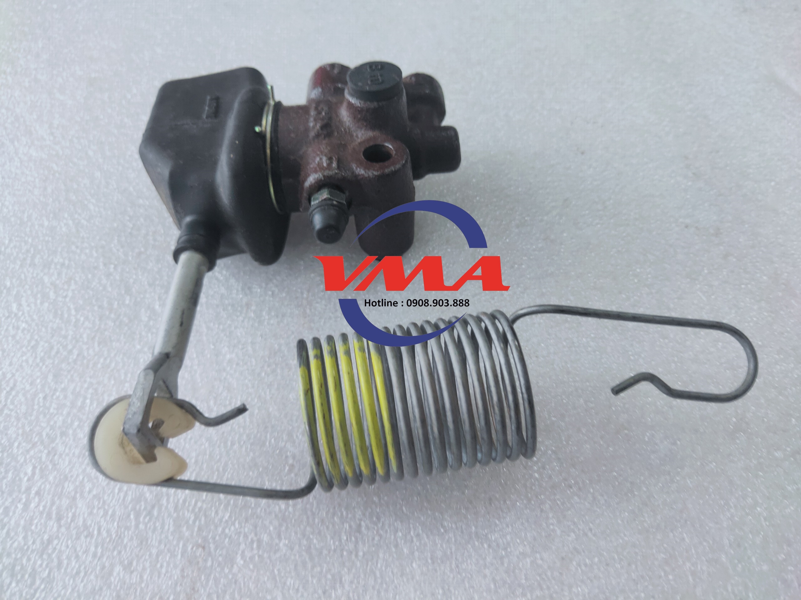 4 Van chia dầu sau Mitsubishi Jolie