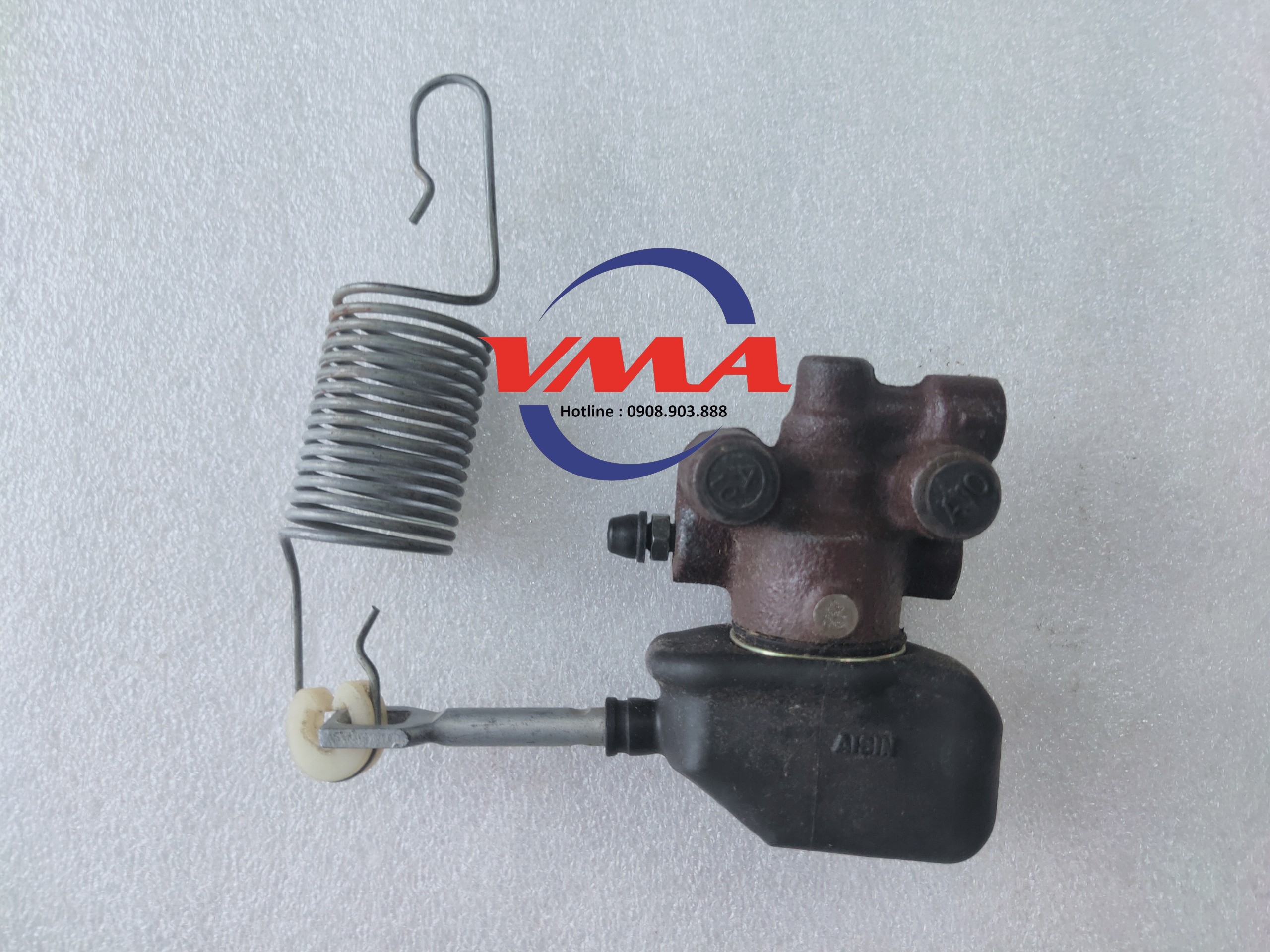 Van chia dầu sau Mitsubishi Jolie