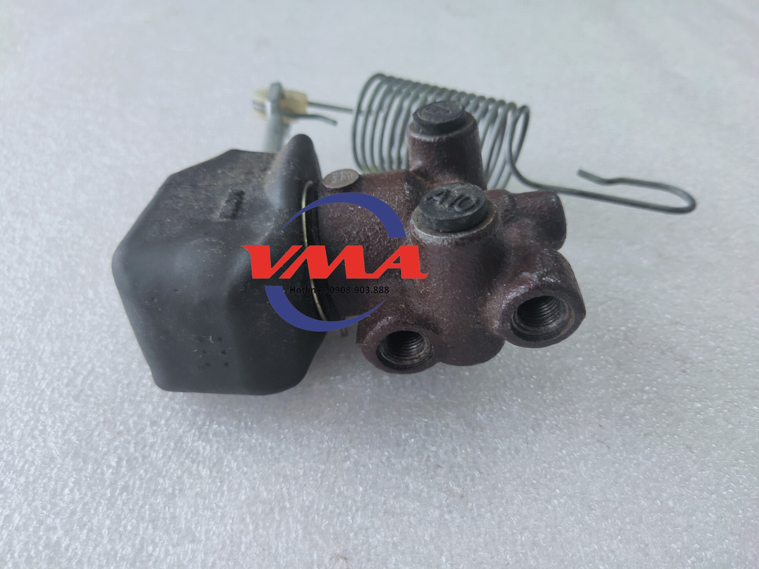 Van chia dầu sau Mitsubishi Jolie